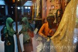 Sejumlah pelajar mengamati koleksi yang dipamerkan di Museum Mpu Tantular, Sidoarjo, Jawa Timur, Kamis (19/10). Kunjungan ke museum tersebut untuk merupakan sarana belajar guna menambah pengetahuan siswa melalui berbagai koleksi museum. Antara Jatim/Umarul Faruq/uma/17