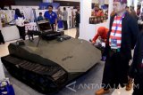 Seorang pengunjung mengamati karya inovasi berupa tank tanpa awak ketika pameran inovasi berbasis teknologi di Surabaya, Jawa Timur, Kamis (18/10). Pameran yang melibatkan 458 peserta dari seluruh Indonesia terdiri dari delapan bidang fokus yakni pangan, energi, transportasi, material maju, bahan baku, hankam, TIK, kesehatan obat yang merupakan binaan dari Direktorat Jenderal Penguatan Inovasi Kemenristekdikti 2017. Antara Jatim/M Risyal Hidayat/uma/17