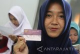 Pelajar menunjukkan Kartu Indonesia Pintar saat penyaluran dana Program Indonesia Pintar (PIP) di Bank BNI Ngawi, Jawa Timur, Kamis (19/10). Kemendikbud mencatat, penyaluran dana PIP yang ditujukan pada 17,92 juta anak se-Indonesia hingga bulan agustus 2017 baru terserap 8,8 juta anak atau sebesar 47 persen dari total target penerima dana PIP. Antara Jatim/Ari Bowo Sucipto/uma/17.