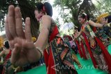 Sejumlah pemudi menari saat tradisi ziarah di punden Prabu Anom di Desa Doko, Kediri, Jawa Timur, Selasa (17/10). Tradisi ziarah di punden Prabu Anom yang dipercaya masyarakat sebagai putra raja Kediri Sri Aji Jayabaya tersebut dilakukan setiap tahun pada bulan Suro penanggalan Jawa. Antara Jatim/Prasetia Fauzani/uma/17