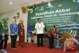 Bupati Tabalong Anang Syakfiani memukul gong tanda dibukanya Pelatihan Akbar Guru PAUD yang digelar Yayasan Adaro Bangun Negeri, Rabu. Hadir pula Presiden Direktur PT Adaro Energy Garibaldy Thohir dan Direktur YABN Oky Damayanti serta Ketua TP PKK Kabupaten Tabalong Syarifah Syifa Anang Syakhfiani.Foto Antaranews.Kalsel/ist