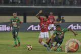 Pesepak bola Bali UnitedIrfan Bachdim (tengah) berebut bola dengan pesepak bola PS TNI, Safri Al Irfandi (kanan) dalam Pertandingan Sepak Bola Liga 1 di Stadion I Wayan Dipta, Gianyar, Bali, Jumat (20/10). Bali United menang atas PS TNI dengan skor 2-1. Antara Bali/Nyoman Budhiana/nym/2017.