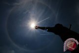 Fenomena halo matahari dengan latar depan patung Jenderal TNI Anumerta Ahmad Yani, di Medan, Sumatra Utara, Jumat (20/10). Bulatan halo di langit terbentuk karena adanya reaksi optik ketika sinar matahari dibiaskan kristal-kristal air pada lapisan awan tipis cirrus. ANTARA FOTO/Irsan Mulyadi/wdy/17.
