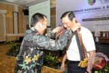 Menteri Koordinator (Menko) Kemaritiman Luhut Binsar Panjaitan (kanan) saat menerima pengalungan Kain Tapis khas Lampung dari Gubernur Lampung M. Ridho Ficardo (kiri) saat menjadi Keynote Speech pada Seminar Nasional dan Sidang Pleno Ikatan Sarjana Ekonomi Indonesia (ISEI) XIX,di Bandarlampung, Provinsi Lampung. (ANTARA FOTO/Humas Prov Lampung).