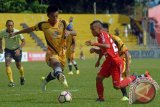 Pemain Semen Padang Riko Simanjuntak (kanan) mengejar bola dihadang pemain Mitra Kukar Bayu Pradana (kiri) pada pertandingan lanjutan Liga 1 Gojek Traveloka di Stadion GOR H Agus Salim Padang, Sumatera Barat, Kamis (19/10/2017). Semen Padang dikalahkan tamunya Mitra Kukar dengan skor 1-2. (ANTARA FOTO/Iggoy el Fitra)