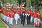 Presiden Joko Widodo (kiri), Wapres Jusuf Kalla (kanan), Menteri Dalam Negeri Tjahjo Kumolo (tengah belakang), Gubernur DKI Jakarta terpilih Anies Baswedan (kiri belakang) dan Wakil Gubernur DKI Jakarta terpilih Sandiaga Uno (kanan belakang) saat mengikuti proses kirab menuju Istana Negara, Jakarta, Senin (16/10/17). Presiden Joko Widodo melantik Anies Baswedan sebagai Gubernur DKI Jakarta dan Sandiaga Uno sebagai Wakil Gubernur DKI Jakarta untuk periode 2017-2022. (ANTARA FOTO/Wahyu Putro A).