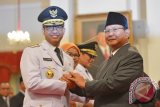 Gubernur DKI Jakarta Anies Baswedan (kiri) saat berjabat tangan dengan Ketua Umum Partai Gerindra Prabowo Subianto (kanan) seusai  pelantikan di Istana Negara, Jakarta, Senin (16/10/17). Presiden Joko Widodo melantik Anies Baswedan sebagai Gubernur DKI Jakarta dan Sandiaga Uno sebagai Wakil Gubernur DKI Jakarta untuk periode 2017-2022. (ANTARA FOTO/Wahyu Putro A).