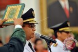 Gubernur DKI Jakarta Anies Baswedan (kiri) dan Wakil Gubernur Sandiaga Uno saat melakukan mengucapkan sumpah jabatan ketika pelantikan di Istana Negara, Jakarta, Senin (16/10/17). Presiden Joko Widodo melantik Anies Baswedan sebagai Gubernur DKI Jakarta dan Sandiaga Uno sebagai Wakil Gubernur DKI Jakarta untuk periode 2017-2022. (ANTARA FOTO/Wahyu Putro A).