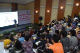 Direktur Sumber Daya Manusia Huawei Indonesia Dani K. Ristandi (kiri) meyampaikan materi ketika Huawei-ITS Tech Day di Kampus ITS Surabaya, Jawa Timur, Sabtu (21/10). Huawei-ITS tech day dengan bertemakan 'Smart City for Smart Living' tersebut diikuti sekitar lebih dari 200 mahasiswa dari berbagai jurusan. Antara Jatim/M Risyal Hidayat/uma/17