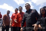 Sekjen DPP PDIP Hasto Kristiyanto (kedua kanan) didampingi anggota Fraksi PDIP DPR RI Arteria Dahlan (kedua kiri) dan ketua DPC PDIP Tulungagung Supriyono (tengah) saat berkunjung di Tulungagung,  Jawa Timur, Sabtu (21/10). Selain melakukan konsolidasi internal pemenangan pilkada serentak 2018 di Jatim, kesempatan itu dimanfaatkan Hasto mengumumkan keputusan rekomendasi DPP PDIP atas calon Bupati dan Wakil Bupati Tulungagung yang diusung partai itu kepada pasangan petahana Syahri Mulyo dan maryoto Bhirowo. Antara Jatim/Destyan Sujarwoko/mas/17.