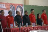 Sekjen DPP PDIP Hasto Kristiyanto (tengah) didampingi anggota DPR RI Arteria Dahlan (kanan) ketua DPD PDIP Jatim Kusnadi (ketiga kiri), Sekretaris DPD PDIP Jatim Untari (kedua kanan), Ketua DPC PDIP Tulungagung Supriyono (ketiga kanan) dan pasangan calon petahana terpilih Syahri Mulyo (kedua kiri) dan maryoto Bhirowo (kiri) berdiri menyanyikan lagu kebangsaan Indonesia Raya saat konsolidasi internal PDIP di Tulungagung,  Jawa Timur, Sabtu (21/10). Selain melakukan konsolidasi internal pemenangan pilkada serentak 2018 di Jatim, kesempatan itu dimanfaatkan Hasto mengumumkan keputusan rekomendasi DPP PDIP atas calon Bupati dan Wakil Bupati Tulungagung yang diusung partai itu kepada pasangan petahana Syahri Mulyo dan maryoto Bhirowo. Antara Jatim/Destyan Sujarwoko/mas/17.