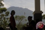 Sejumlah warga turut memantau Gunung Agung yang bertepatan satu bulan berstatus awas di Pos Pengamatan Gunung Api Agung Desa Rendang, Karangasem, Bali, Sabtu (21/10). Pusat Vulkanologi dan Mitigasi Bencana Geologi (PVMBG) dalam evaluasinya menyebutkan adanya penurunan aktifitas vulkanik dalam beberapa hari terakhir namun statusnya masih level awas karena berbagai faktor. Antara Bali/Nyoman Budhiana/nym/2017.