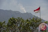 Asap menyembur dari kawah Gunung Agung yang saat ini tepat sebulan berstatus awas di Pos Pengamatan Gunung Api Agung Desa Rendang, Karangasem, Bali, Sabtu (21/10). Pusat Vulkanologi dan Mitigasi Bencana Geologi (PVMBG) dalam evaluasinya menyebutkan adanya penurunan aktifitas vulkanik dalam beberapa hari terakhir namun statusnya masih level awas karena berbagai faktor. Antara Bali/Nyoman Budhiana/nym/2017.