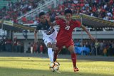 Pesepak bola Timnas Indonesia U-19 Firza Handika (kanan) berebut bola dengan pesepak bola Persid Jember Iwan Sampuno pada laga uji coba di Stadion Jember Sport Garden (JSG), Ajung, Jember, Jawa Timur, Sabtu (21/10). Dalam laga tersebut Timnas Indonesia U-19 vs Persid Jember berakhir imbang tanpa gol. Antara Jatim/Seno/mas/17.