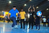 Founder La Nyalla Academia La Nyalla Mattalitti (kiri) menendang bola ketika pembukaan turnamen futsal Pilar Suroboyo Creativity di Lapangan futsal Mangga Dua Surabaya, Jawa Timur, Jumat (20/10). Turnamen futsal yang diikuti 24 tim SMA/SMK se Gerbang Kertasusila tersebut bertujuan mencari bibit bibit muda dalam olahraga futsal, yang hebat, sportif dan memiliki wawasan lingkungan dan sosial yang baik. Antara Jatim/M Risyal Hidayat/uma/17