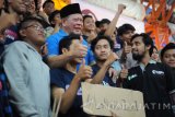 Founder La Nyalla Acdemia La Nyalla Mattalitti (kedua kiri) berfoto bersama peserta diela-sela pembukaan turnamen futsal Pilar Suroboyo Creativity di Lapangan futsal Mangga Dua Surabaya, Jawa Timur, Jumat (20/10). Turnamen futsal yang diikuti 24 tim SMA/SMK se Gerbang Kertasusila tersebut bertujuan mencari bibit bibit muda dalam olahraga futsal, yang hebat, sportif dan memiliki wawasan lingkungan dan sosial yang baik. Antara Jatim/M Risyal Hidayat/uma/17