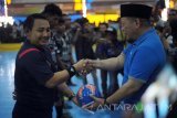 Founder La Nyalla Acdemia La Nyalla Mattalitti (kanan) memberikan bola pada wasit ketika pembukaan turnamen futsal Pilar Suroboyo Creativity di Lapangan futsal Mangga Dua Surabaya, Jawa Timur, Jumat (20/10). Turnamen futsal yang diikuti 24 tim SMA/SMK se Gerbang Kertasusila tersebut bertujuan mencari bibit bibit muda dalam olahraga futsal, yang hebat, sportif dan memiliki wawasan lingkungan dan sosial yang baik. Antara Jatim/M Risyal Hidayat/uma/17