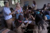 Seorang praktisi pendidikan asal Jerman, Phil Herman Ayen (kiri) memandu diskusi kelompok di kelas jurusan manajemen pariwisata di SMKN 1 Tulungagung, Tulungagung, Jawa Timur, Jumat (20/10). Phil Herman yang berlatar dosen di Jerman ini berkunjung ke Indonesia mewakili lembaga nonprofit SES (Senior Experten Service) dan melakukan studi banding ke sejumlah lembaga pendidikan setingkat SMK sederajat hingga akademi untuk mempelajari sistem pendidikan, kurikulum belajar-mengajar siswa sekaligus memperkenalkan metode pembelajaran ganda (dual system education) berbasis industri (praktik lapangan kerja) dan sekolah (teori). Antara Jatim/Destyan Sujarwoko/uma/17