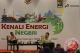 Pakar Energi Marwan Batubara (kanan) menyampaikan materi pada seminar "Kenali Energi Negeri" di Medan, Sumatera Utara, Sabtu (21/10). Kegiatan yang digelar PT Pertamina MOR I dan dihadiri perwakilan mahasiswa dari delapan universitas di Sumut tersebut, untuk mengedukasi mahasiswa tentang seluk beluk energi sekaligus untuk meningkatkan kepedulian akan keberlangsungan energi di Indonesia. ANTARA SUMUT/Irsan Mulyadi/17