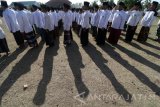 Sejumlah santri mengikuti apel Hari Santri Nasional di Pondok Pesantren Al Mahrusiyah, Kediri, Jawa Timur, Minggu (22/10). Upacara bendera guna memperingati Hari santri Nasional tersebut diikuti oleh ratusan santri dan anggota Nahdlatul Ulama (NU). Antara Jatim/Prasetia Fauzani/uma/17