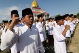 Sejumlah santri mengikuti apel Hari Santri Nasional di Pondok Pesantren Al Mahrusiyah, Kediri, Jawa Timur, Minggu (22/10). Upacara bendera guna memperingati Hari santri Nasional tersebut diikuti oleh ratusan santri dan anggota Nahdlatul Ulama (NU). Antara Jatim/Prasetia Fauzani/uma/17