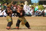 Pesilat muda dari Pencak Silat Pagar Nusa menampilkan atraksi duel usai Upacara Hari Santri 2017 di Tugu Pahlawan Surabaya, Jawa Timur, Minggu (22/10). Kegiatan itu bertema Santri Mandiri NKRI Hebat. Antara Jatim/Didik Suhartono/uma/17