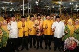 Gubernur Sumatera Utara T Erry Nuradi (kelima kiri) bersama Ketua DPRD Sumut Wagirin Arman (ketiga kiri) Sekretaris DPD Partai Golkar Sumut Irham Buana Nasution (keempat kiri) didampingi sejumlah pengurus DPD dan anggota pengajian, berfoto bersama disela-sela zikir akbar, shalawat dan doa bersama, di Medan, Sumatera Utara, Jumat (20/10). Kegiatan yang dihadiri ribuan masyarakat dari sejumlah pengajian tersebut, dalam rangka memperingati HUT ke-53 Partai Golkar. ANTARA SUMUT/17