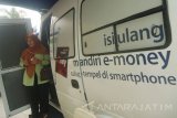 Penerima bantuan sosial Program Keluarga Harapan mengambil tunai di anjungan Bank Mandiri saat pencairan bansos di Pondok Pesantren Amanatul Ummah, Pacet, Mojokerto, Jawa Timur, Minggu (22/10). Bank Mandiri terus berkomitmen mendukung implementasi program kerakyatan pemerintah melalui penyaluran bantuan sosial kepada lebih dari 1 juta keluarga senilai Rp1,6 triliun dengan skema Program Keluarga Harapan (PKH) dan program Bantuan Pangan Non Tunai (BNPT) di 23 propinsi di Indonesia. Mandiri juga menurunkan relawan yang berasal dari karyawan terbaik untuk mengoptimalkan penyaluran bansos sekaligus melakukan edukasi keuangan. Antara Jatim/Syaiful Arif/mas/17.