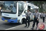 Petugas gabungan melakukan patroli saat kegiatan penertiban Terminal Ubung, Denpasar, Bali, Senin (23/10). Penertiban tersebut dilakukan untuk memastikan operasional seluruh bus Antar Kota dan Antar Provinsi (AKAP) yang biasa beroperasi di Terminal tipe C Ubung mulai Senin (23/10) telah dipindah ke Terminal tipe A Mengwi sekaligus menertibkan terminal bayangan dan parkir liar di kawasan tersebut. Antara Foto/Fikri Yusuf/nym/2017.