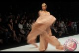 Model memperagakan busana koleksi Barli Asmara pada Jakarta Fashion Week 2017 di Senayan City, Jakarta, Senin (23/10). Barli Asmara menampilkan busana yang bertajuk Jambi Kain Negeriku pada ajang Jakarta Fashion Week 2017. Antara Foto/Muhammad Adimaja/nym/2017