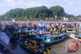 Peserta Festival Olahraga Rekreasi Nasional (FORNAS) ke-IV Tahun 2017 mengikuti Acara Pembukaan FORNAS 2017, di Sungai Martapura Banjarmadin, Minggu (22/10). Foto:Antaranews Kalsel/Arianto/G.