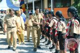 Kedatangan Bupati Tanah Laut H. Bambang Alamsyah ke SMPN 3 Pelaihari disambut anggota Pramuka SMPN 3 Pelaihari, Senin (23/10). Foto:Antaranews Kalsel/Arianto/G.