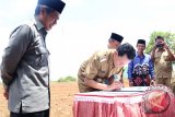 Pemkab Tanah Laut melakukan penandatanganan Nota Kesepahaman dengan  Universitas Nahdlatul Ulama Kalsel tentang Perencanaan Pembangunan Daerah dan Bidang Peningkatan Sumber Daya Manusia di Tanah Laut, Senin (23/10). Foto:Antaranews Kalsel/Arianto/G.