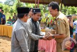 Bupati Tanah Laut H. Bambang Alamsyah menyerahkan bantuan sebanyak 330 batang bibit durian kepada Yayasan Maarif Nahdlatul Ulama Kalsel Cabang Kintap, Senin (23/10). Foto:Antaranews Kalsel/Arianto/G.