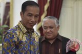 Presiden Joko Widodo (kiri) bersama mantan Ketua PP Muhammadiyah Din Syamsuddin (kanan) meninggalkan ruangan seusai menyampaikan keterangan kepada wartawan, di Istana Merdeka, Jakarta, Senin (23/10/2017). Presiden Joko Widodo mengangkat Din Syamsuddin sebagai utusan khusus presiden untuk dialog dan kerja sama antaragama dan peradaban. (ANTARA /Puspa Perwitasari)