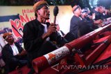 Sejumlah seniman suku Samin asal Bojonegoro memainkan musik bambu disela-sela pagelaran Festival Musik Bambu Jawa Timur di Surabaya, Senin (23/10). Festival yang diikuti puluhan kelompok musik asal Jawa Timur tersebut bertujuan sebagai ajang kreatifitas didaerah yang berfungsi untuk melestarikan alam dan budaya Indonesia. Antara Jatim/M Risyal Hidayat/mas/17.