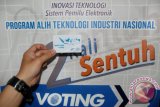 Petugas memperlihatkan Kartu Pintar atau Smart Card e-Voting Sistem Pemilu Elektronik, di Bandung, Jawa Barat, Selasa (24/10). Smart Card e-Voting buatan Badan Pengkajian dan Penerapan Teknologi (BPPT) bersama PT Industri Telekomunikasi Indonesia (PT INTI) ini merupakan inovasi teknologi pemungutan suara sistem elektronik guna mendukung KPU dalam pelaksanaan pemungutan, penghitungan suara dan pengiriman data sebagai solusi mengurangi kesalahan Data Pemilih Tetap (DPT) serta mencegah kecurangan dalam penyelenggaraan Pemilu. ANTARA FOTO/Fahrul Jayadiputra/wdy/2017.