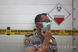 Polisi berdiri di samping mobil 'pick up box' yang berisi limbah medis saat rilis kasus pengelolaan limbah medis tak berizin di Mapolda Jatim di Surabaya, Jawa Timur, Selasa (24/10). Pada pengungkapan kasus tersebut Ditreskrimsus Polda Jatim berhasil mengamankan 1 unit 'truck box' dan 1 unit mobil 'pick up box' berisi sekitar 1,3 ton limbah medis  dari rumah sakit di wilayah Surabaya, Mojokerto, Jombang serta Lumajang yang dikumpulkan oleh PT Arah Enviromental Indonesia. Antara Jatim/Moch Asim/17.