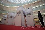 Pengunjung menyaksikan karya foto yang dipajang saat pameran foto Satu Sabuk Satu Jalan di Surabaya, Jawa Timur, Selasa (24/10). Pameran yang diselenggarakan oleh Konsulat Jenderal (Konjen) Republik Rakyat Cina (RRC) di Surabaya tersebut selain untuk mengenalkan gagasan Satu Sabuk Satu Jalan juga untuk mempererat kerja sama dan rasa pengertian antara pemerintah Cina dan Indonesia. Pameran berlangsung pada 24-28 Oktober 2017. Antara Jatim/Moch Asim/17.