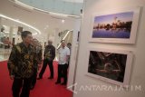 Konsul Jenderal Republik Rakyat Cina (RRC) di Surabaya Gu Jingqi (kiri) dan Presiden Direktur Maspion Grup Alim Markus (kedua kiri) menyaksikan karya foto yang dipajang saat pameran foto Satu Sabuk Satu Jalan di Surabaya, Jawa Timur, Selasa (24/10). Pameran yang diselenggarakan oleh Konsulat Jenderal (Konjen) Republik Rakyat Cina (RRC) di Surabaya tersebut selain untuk mengenalkan gagasan Satu Sabuk Satu Jalan juga untuk mempererat kerja sama dan rasa pengertian antara pemerintah Cina dan Indonesia. Pameran berlangsung pada 24-28 Oktober 2017. Antara Jatim/Moch Asim/17.