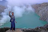 Wisatawan mengabadikan momen di kaldera kawah Gunung Ijen Banyuwangi, Jawa Timur, Minggu (22/10). Rencana pembangunan kereta gantung dikawasan Taman Wisata Alam Gunung Ijen tersebut, telah mendapatkan izin dari dari Kementerian LHK dan akan segera diproses guna mendukung target kunjungan 20 juta wisatawan mancanegara pada tahun 2019. Antara Jatim/Budi Candra Setya/uma/17.