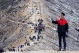 Wisatawan memadati kaldera kawah Gunung Ijen Banyuwangi, Jawa Timur, Minggu (22/10). Rencana pembangunan kereta gantung dikawasan Taman Wisata Alam Gunung Ijen tersebut, telah mendapatkan izin dari dari Kementerian LHK dan akan segera diproses guna mendukung target kunjungan 20 juta wisatawan mancanegara pada tahun 2019. Antara Jatim/Budi Candra Setya/uma/17.