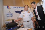 Kepala Staf Angkatan Laut (KSAL) Laksamana TNI Ade Supandi (kiri) didampingi Arsitek Angkatan Laut dari PT Palindo Marine Mukti Syarif Rifai (kanan) mengamati miniatur kapal selam mini disela-sela pembukaan Asia Pasific Submarine Conference (APSC) 2017 di Surabaya, Jawa Timur, Rabu (25/10). APSC yang merupakan agenda tahunan untuk pertemuan perwakilan para perwira kapal selam dari 25 negara di kawasan Asia Pasifik dan Eropa. Antara Jatim/M Risyal Hidayat/uma/17