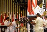 Kepala Staf Angkatan Laut (KSAL) Laksamana TNI Ade Supandi (kedua kiri) didampingi Pangarmatim Laksamana Muda TNI Darwanto (kiri) memukul gong disela-sela pembukaan Asia Pasific Submarine Conference (APSC) 2017 di Surabaya, Jawa Timur, Rabu (25/10). APSC yang merupakan agenda tahunan untuk pertemuan perwakilan para perwira kapal selam dari 25 negara di kawasan Asia Pasifik dan Eropa. Antara Jatim/M Risyal Hidayat/uma/17