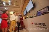 VP Enterprise Mobile Product Marketing Telkomsel Arief Pradetya (kedua kiri) dan VP Sales and Marketing Telkomsel Area Jawa-Bali Ericson Sibagariang (kedua kanan) menyaksikan layar pantau untuk kebutuhan area industri disela acara Eksebisi MyBusiness Telkomsel di Surabaya, Jawa Timur, Rabu (25/10).Eksebisi yang menampilkan beragam solusi digital terintegrasi tersebut merupakan upaya Telkomsel untuk membantu dan mendukung perusahaan dalam meningkatkan produktivitas di era digital. Antara Jatim/Moch Asim/17.