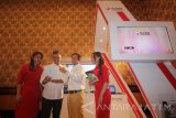 VP Enterprise Mobile Product Marketing Telkomsel Arief Pradetya (kedua kanan) dan VP Sales and Marketing Telkomsel Area Jawa-Bali Ericson Sibagariang (kedua kiri) memantau aktifitas area industri melalui aplikasi pada tablet disela acara Eksebisi MyBusiness Telkomsel di Surabaya, Jawa Timur, Rabu (25/10). Eksebisi yang menampilkan beragam solusi digital terintegrasi tersebut merupakan upaya Telkomsel untuk membantu dan mendukung perusahaan dalam meningkatkan produktivitas di era digital. Antara Jatim/Moch Asim/17.