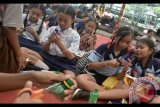 Sejumlah pelajar Sekolah Dasar membuat kerajinan saat mengikuti pelatihan kerajinan sampah plastik di Taman Budaya Bali, Denpasar, Rabu (25/10). Kegiatan tersebut digelar untuk mengajarkan pemanfaatan limbah khususnya sampah plastik menjadi karya seni sekaligus mengedukasi anak untuk menjaga kebersihan lingkungan. ANTARA FOTO/Fikri Yusuf/wdy/2017