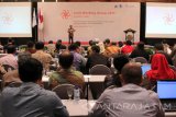 Rektor Institut Teknologi Sepuluh Nopember (ITS) Surabaya Joni Herman memberikan sambutan kepada peserta 4th Joint Working Group (JWG) Indonesia – Japan di Surabaya, Jawa Timur, Selasa (24/10). Ajang pertemuan rektor perguruan tinggi Indonesia dan Jepang yang mengusung tema 'Strengthening Network for Research, Innovation in Higher Education and Industry Linkage for Sustainable Development' itu berlangsung sampai 25 Oktober 2017. Antara Jatim/Didik Suhartono/uma/17