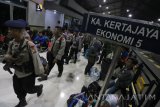 Personel Brimob Polda Jatim berjalan menuju kereta api di Stasiun Pasar Turi Surabaya, Jawa Timur,  Selasa (24/10) malam. Sekitar 502 personel Brimob Polda Jatim diberangkatkan ke Polda Metro Jaya untuk menambah kekuatan di Jakarta selama satu minggu. Antara Jatim/Didik Suhartono/uma/17