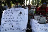 Sejumlah tukang becak melakukan aksi unjuk rasa di Balai Kota Kediri, Jawa Timur, Rabu (25/10). Ratusan tukang becak tersebut melakuan aksi protes beroperasinya ojek online yang mengakibatkan penghasilan mereka berkurang. Antara Jatim/Prasetia Fauzani/uma/17